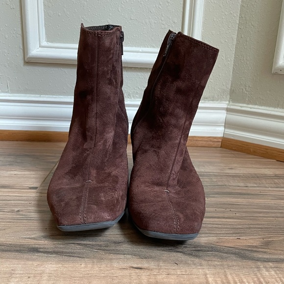 Nine West WNWatchMe Dark Brown Soft Heeled Boots 2 in Heel Block Heel US 8.5M - Picture 2 of 6